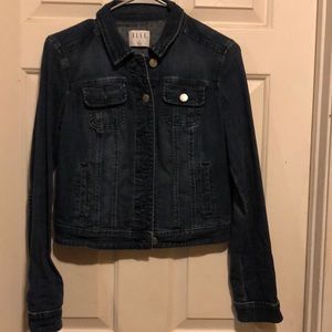 Elle  chamarra de mezclilla